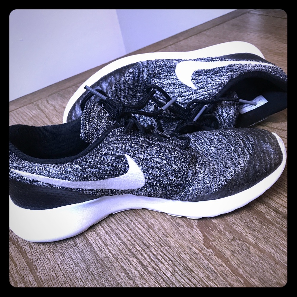 Nike Women's Roshe One Flynit Shoes